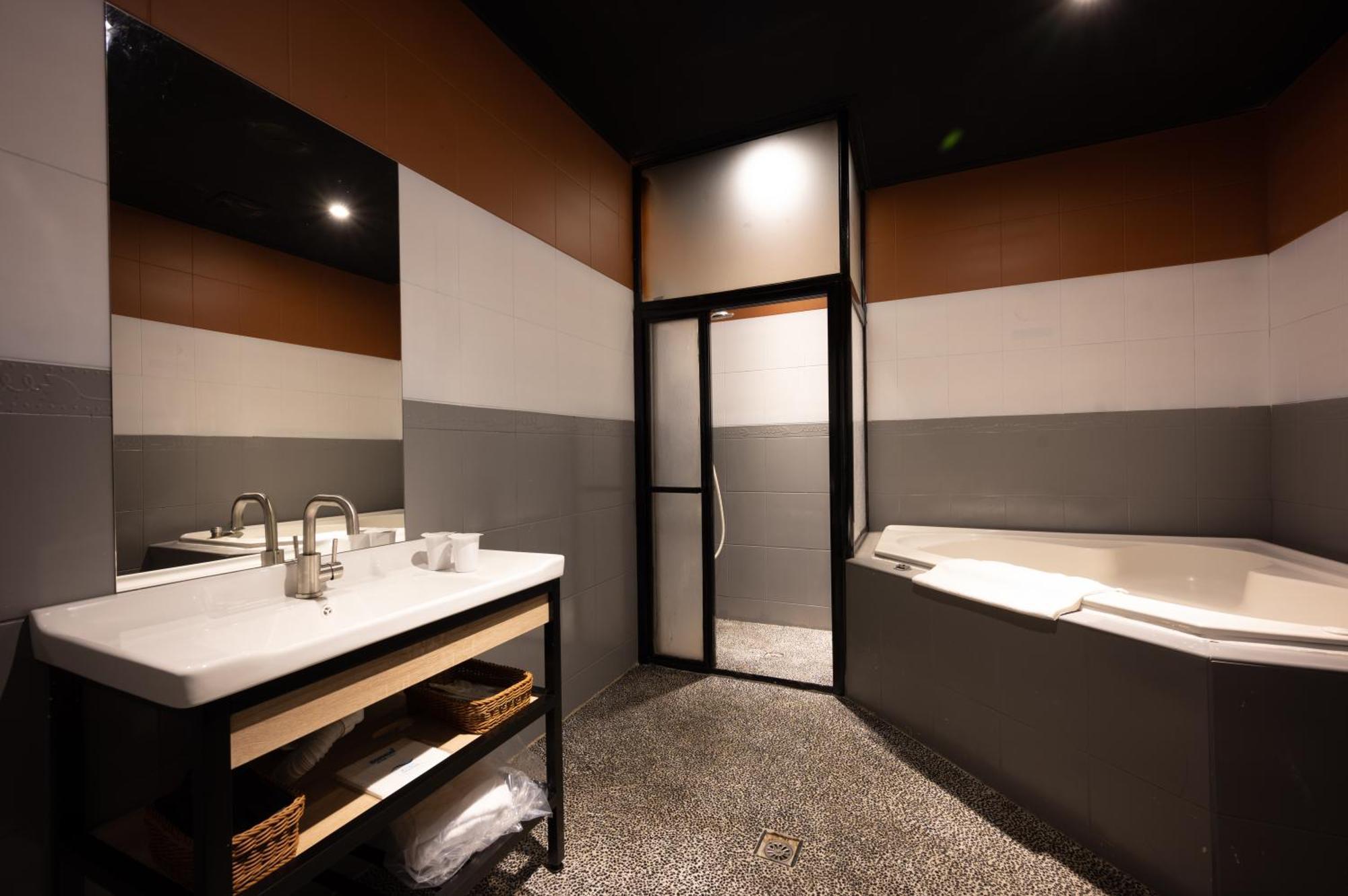 Motel 東旅驛棧 Jiaoxi Exterior foto